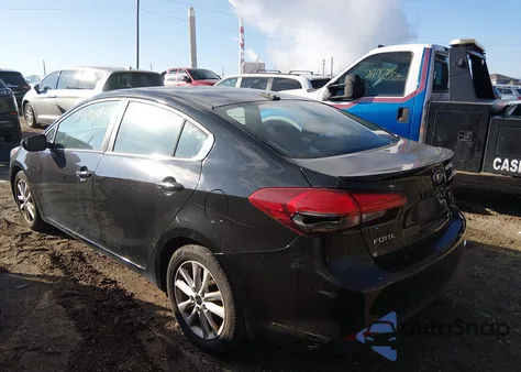 2017 Kia Forte S z USA, uszkodzony, nr VIN 3KPFL4A75HE043577
